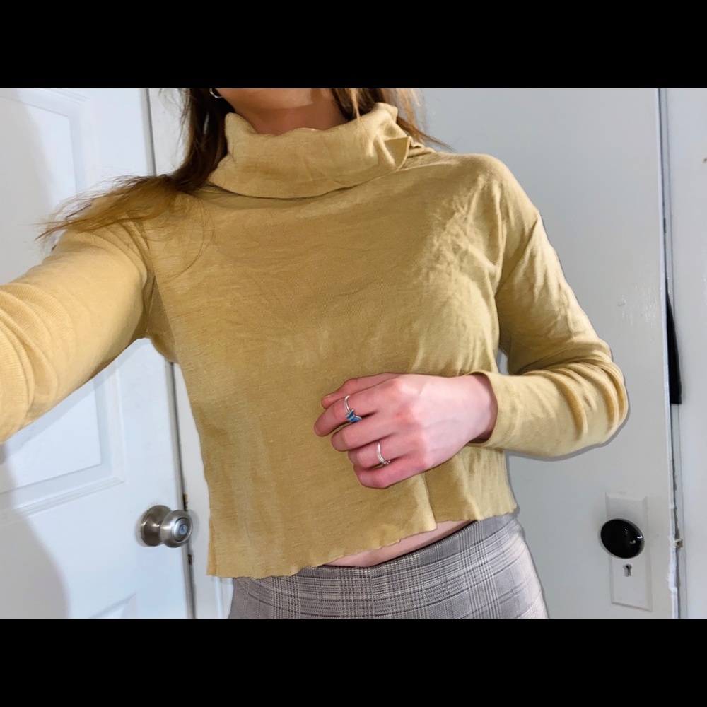 Cropped turtleneck sweater in mustard yellow (: